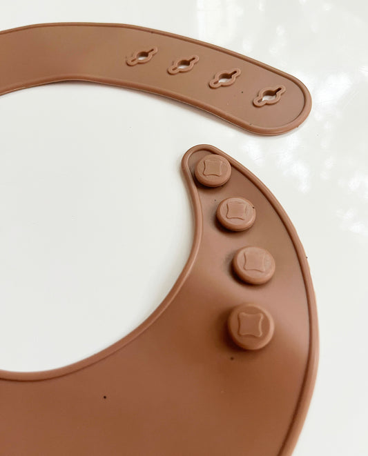 Silikon Lätzchen - dark caramel sprinkles